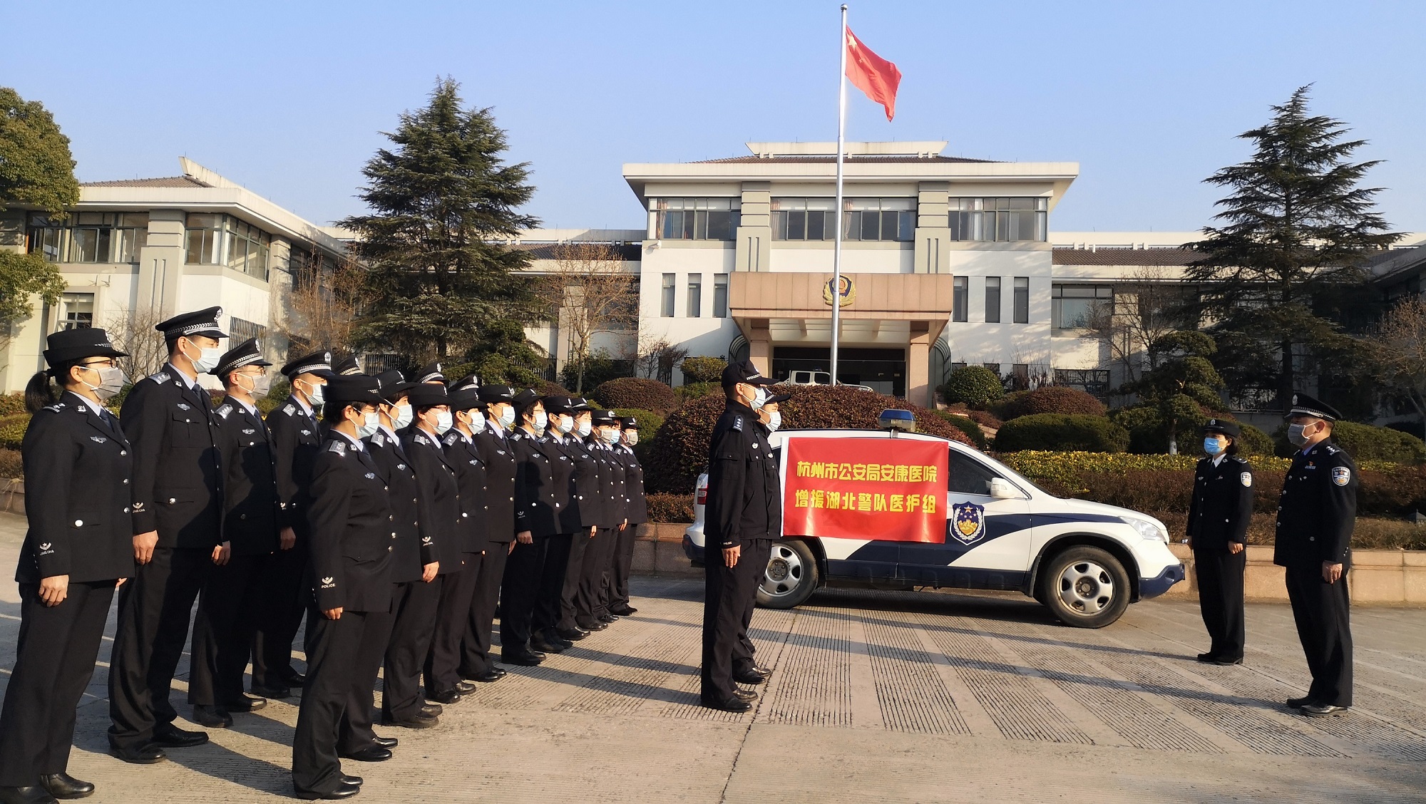 医院选派医务民警积极参与援鄂抗疫，不畏风险.jpg